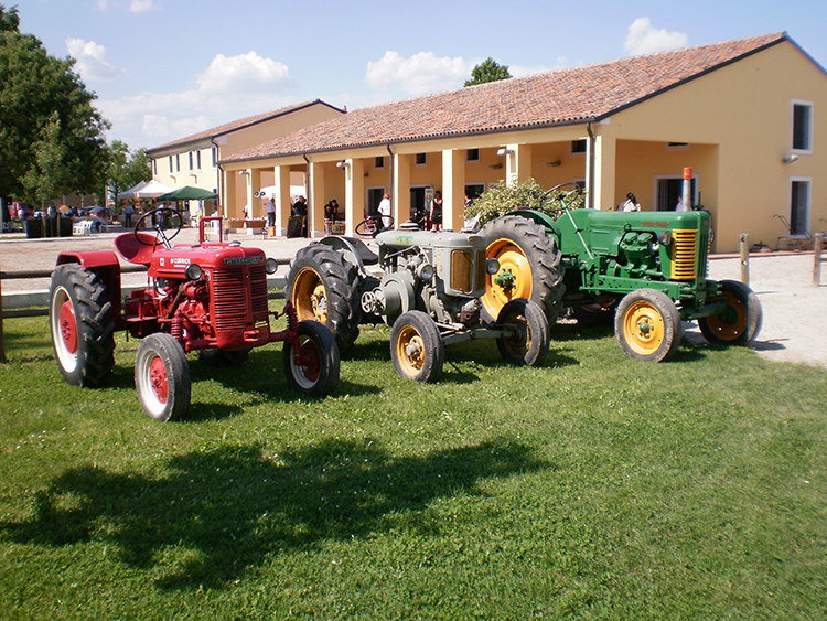 Parata macchine agricole depoca Festa Burana web